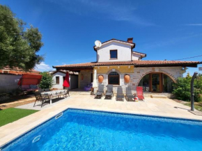 Haus mit Pool in der Natur